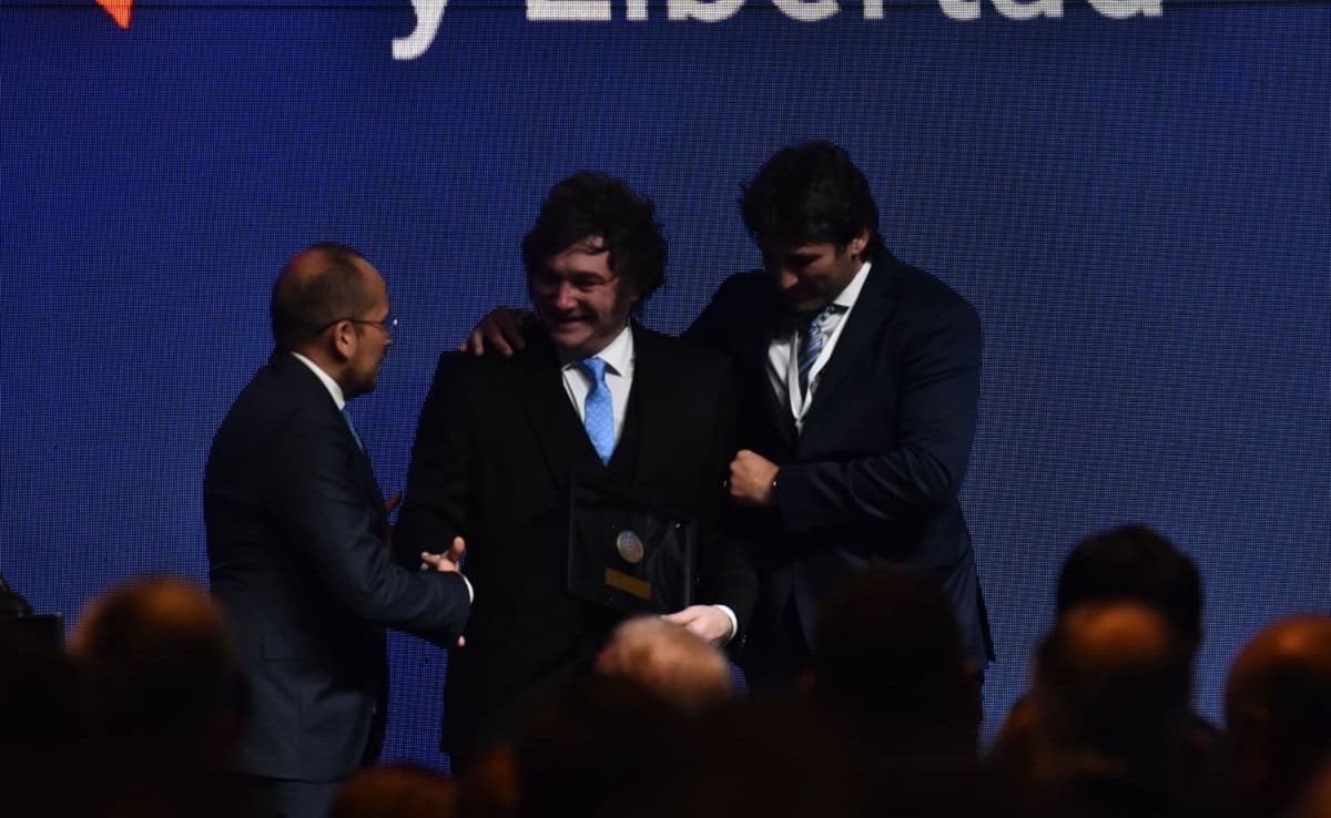 EL PRESIDENTE recibió un galardón tras su discurso en Tucumán. 