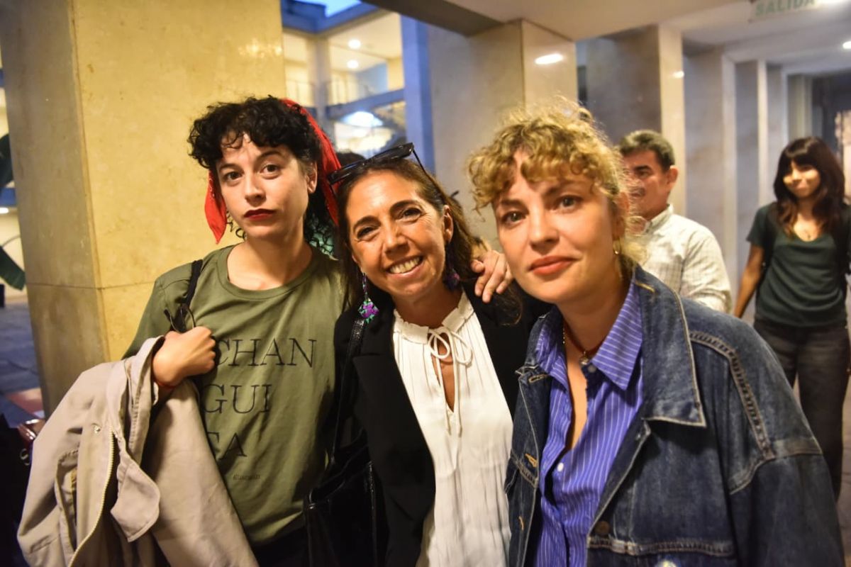 LLEGADA. Dolores Fonzi, Camila Platee y Soledad Deza ingresaron a la Facultad de Derecho para participar de la proyección de Belén.