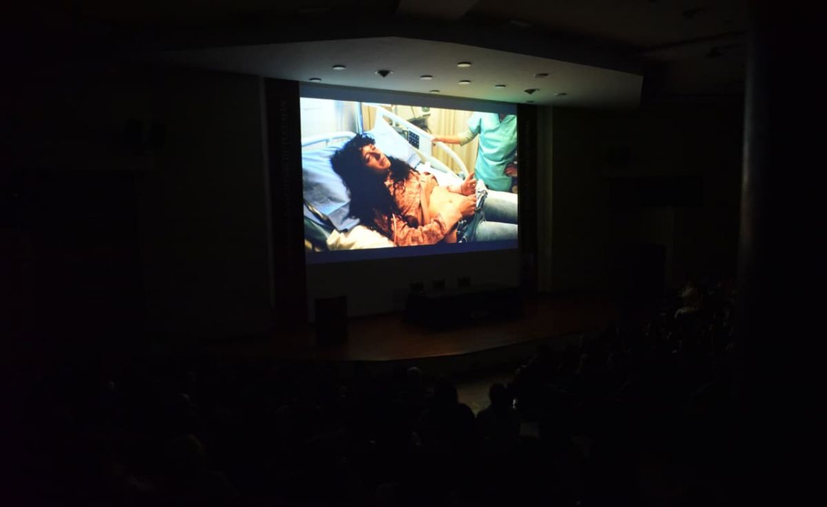 PROYECCIÓN. La pantalla del anfiteatro de la Facultad de Derecho mostró Belén ante una sala llena que siguió la película entre silencios, risas y emoción.
