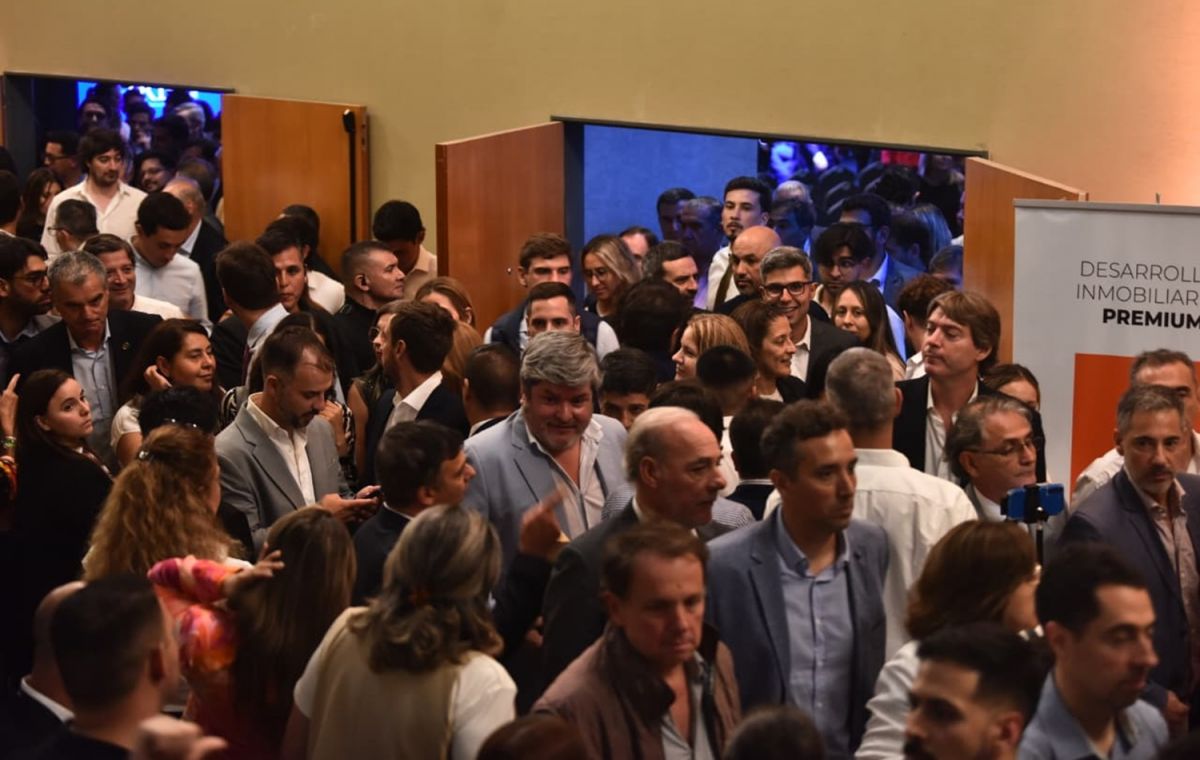 SALA COLMADA para escuchar a Javier Milei en Tucumán. 