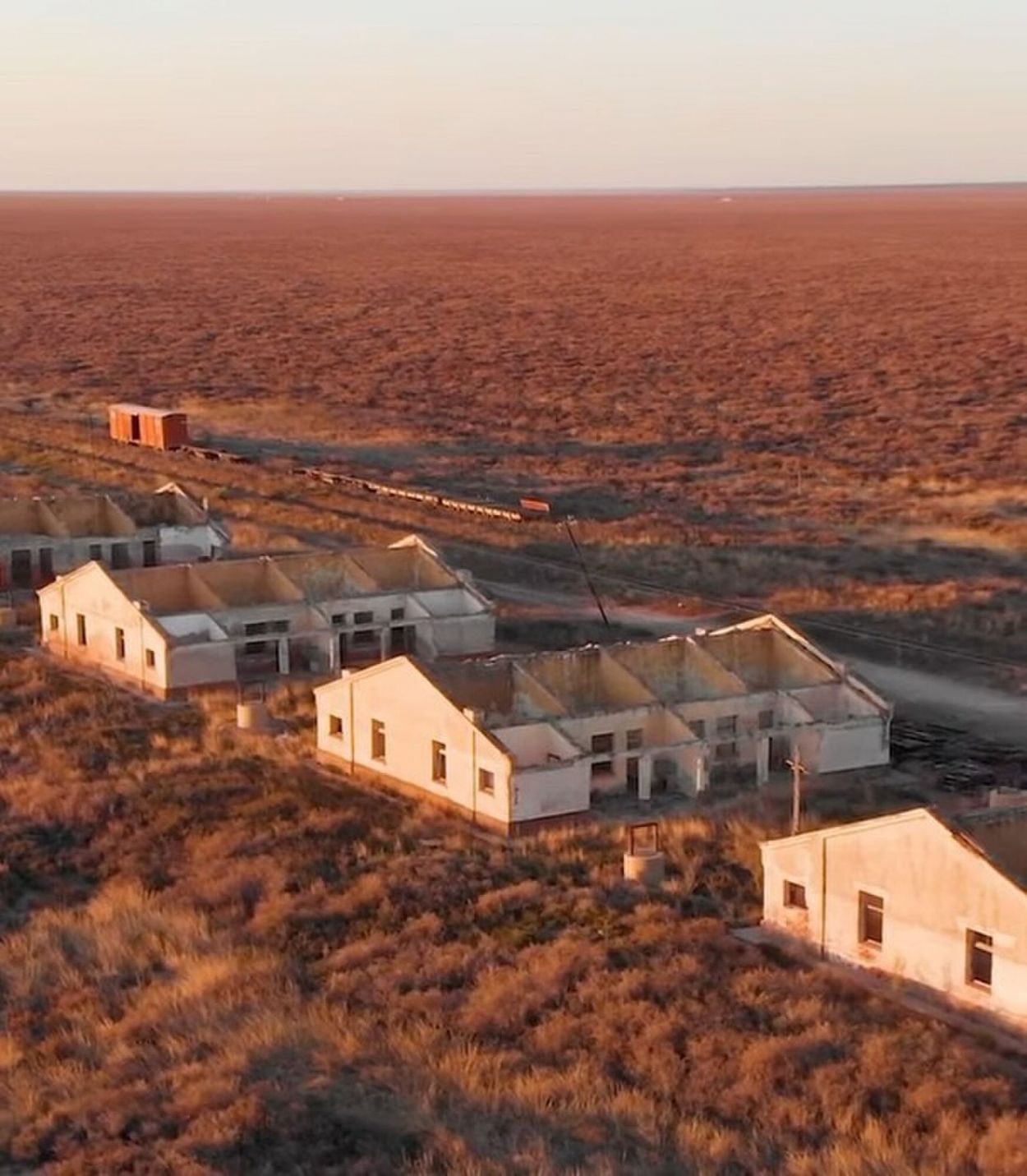 ATARDECER. Vistas desde el aire, las viviendas parecen maquetas.