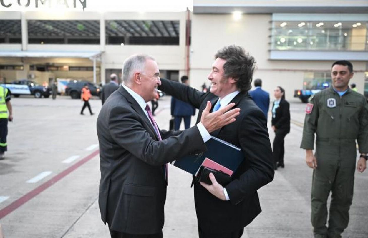 LLEGADA. Jaldo recibió a Milei en el aeropuerto y cruzaron un saludo cordial.