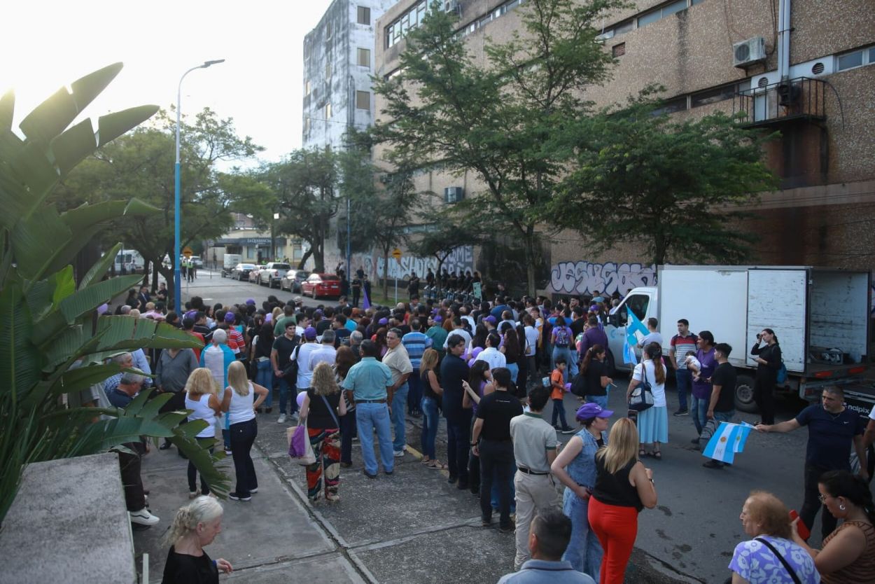 EXPECTATIVA. Decenas de tucumanos esperaron el saludo presidencial.