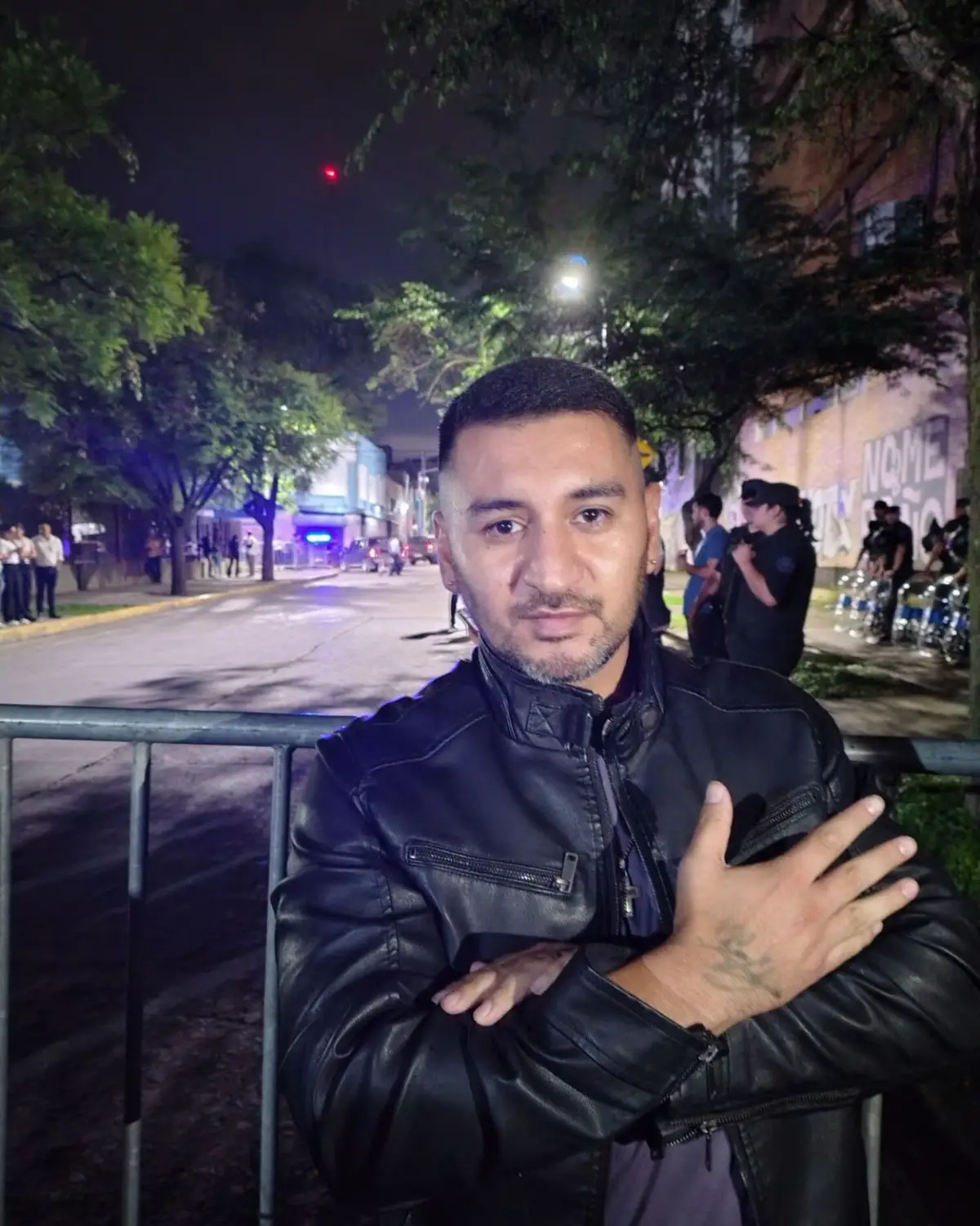 CON CAMPERA DE CUERO. René Giménez muestra la firma de Milei.