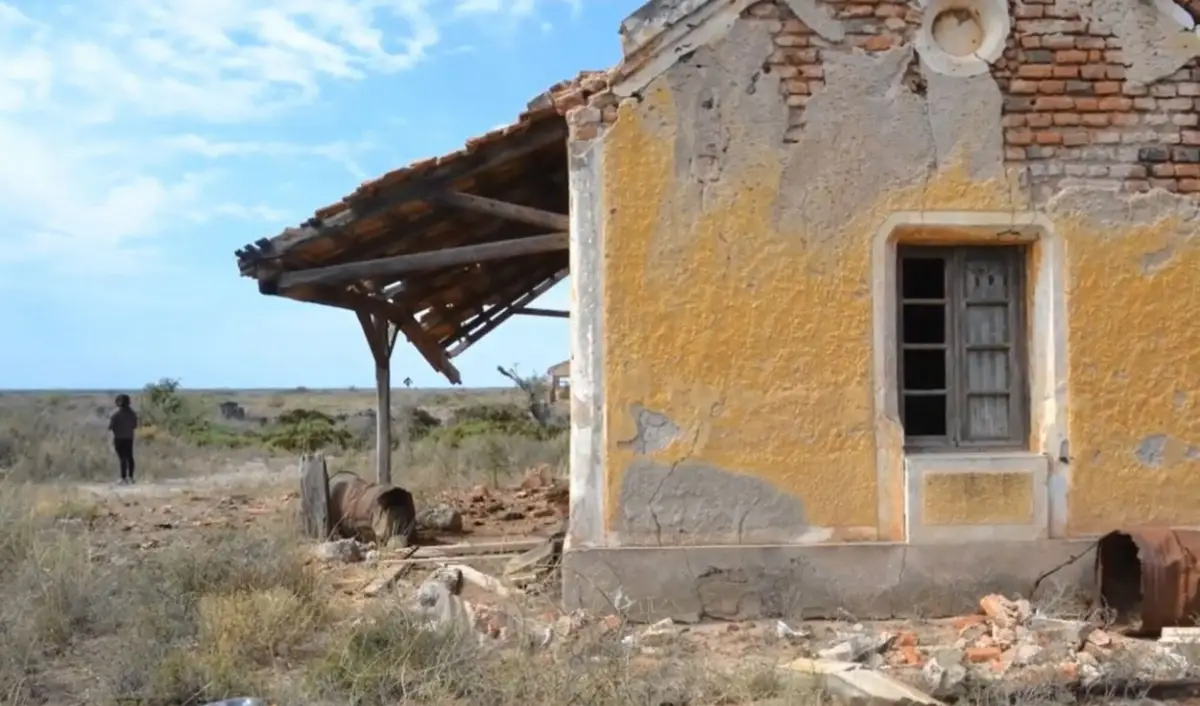 LA SOLEDAD. Las casas están en pie, pero el paso del tiempo y el vandalismo les hicieron perder su compostura.