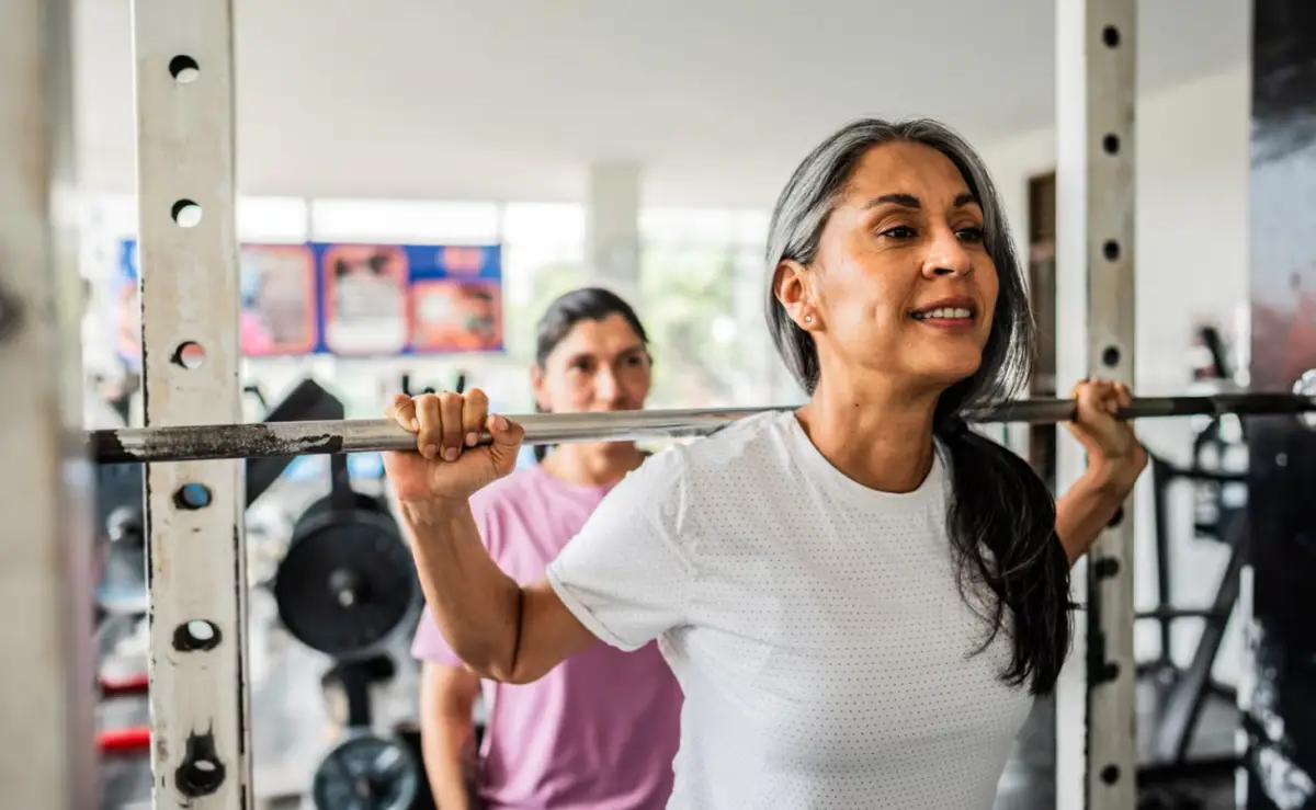 Según un estudio, levantar pesas durante 30 minutos dos veces por semana favorece el crecimiento muscular.