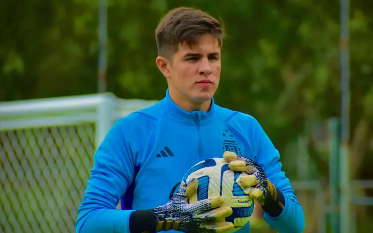 PROMESA. El joven arquero del Decano fue citado por Diego Placente para entrenar con la Selección Sub-20.