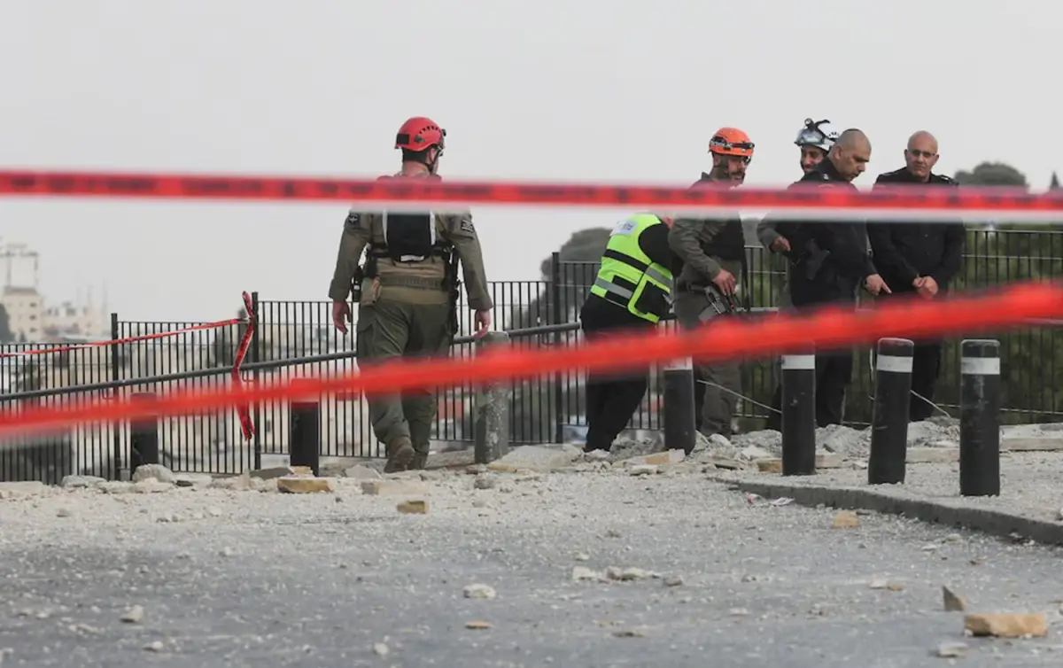 Personal de seguridad trabaja en una zona acordonada tras producirse daños dentro de la Ciudad Vieja de Jerusalén, después de que Irán lanzara misiles hacia Jerusalén, en medio del conflicto entre Estados Unidos e Israel con Irán 