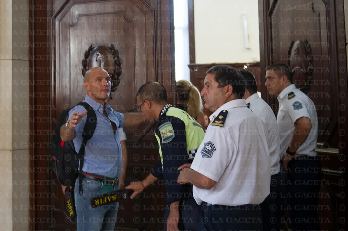 IMAGEN HISTÓRICA. Felipe “El Militar” Sosa es controlado por policías en la puerta de la sala de audiencias en febrero de 2018. 