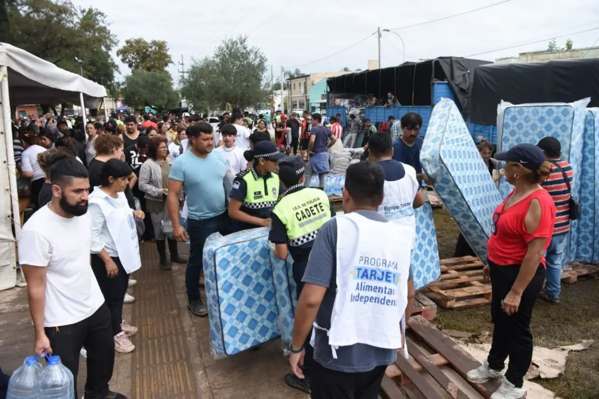DONACIONES. La gente hace filas para recibir colchones, agua y alimentos