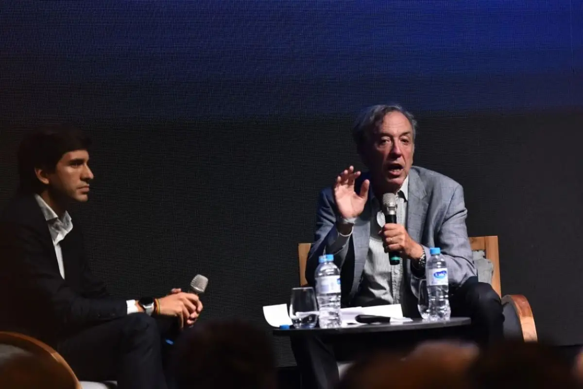 VENTANA AL MUNDO. Supervielle destacó ‘Argentina Week’. Lo escucha el moderador Joaquín Álvarez.