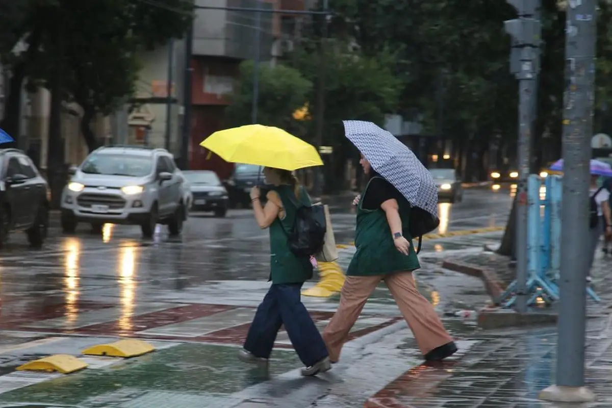 Clima: alerta naranja y amarilla por tormentas y ráfagas intensas en 10 provincias