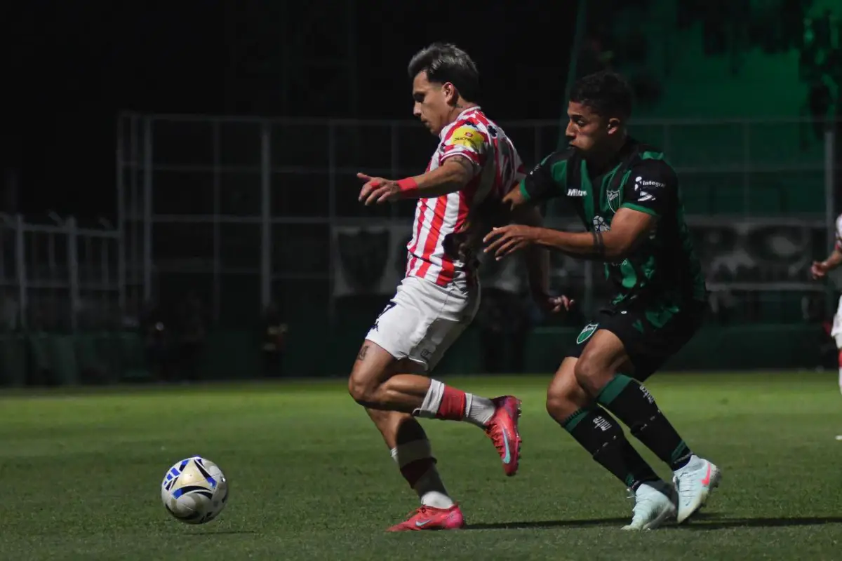 NO PUEDE. Ovando intenta superar a Zuliani. Los dirigidos por Andrés Yllana no juega bien en San Juan.