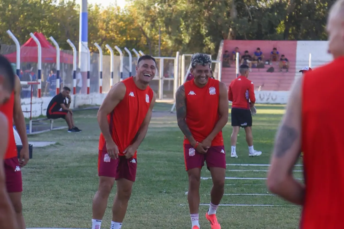 SONRISAS. Gonzalo Rodríguez y Lucas Diarte se ríen durante la práctica de San Martín en tierras sanjuaninas.