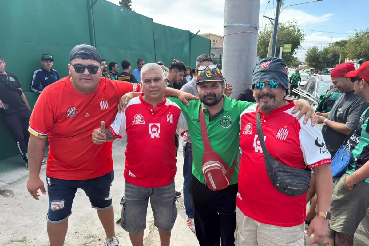 UNIDOS. Fanáticos de San Martín posan junto a hinchas de su homónimo sanjuanino.
