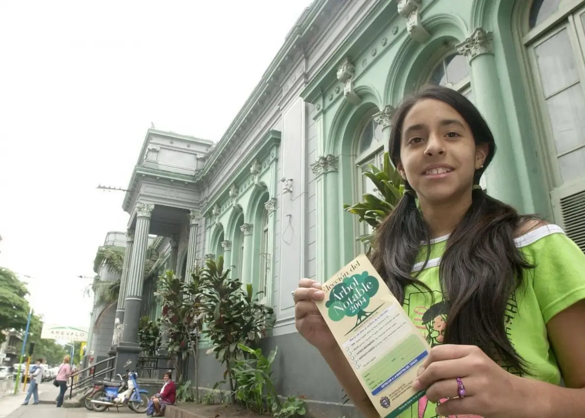 Recuerdos fotográficos: 2004. Una alumna eligió el árbol notable