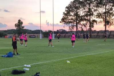 Entre vuelos y ajustes finales: el agitado día de Tarucas antes de enfrentar a Yacaré