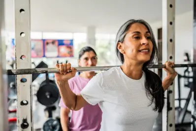 Cuánto tiempo se debe levantar pesas para aumentar la masa muscular después de los 50: esto dice la ciencia