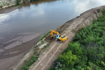 Navegaron tres horas en el río Marapa crecido para rescatar a un vecino aislado