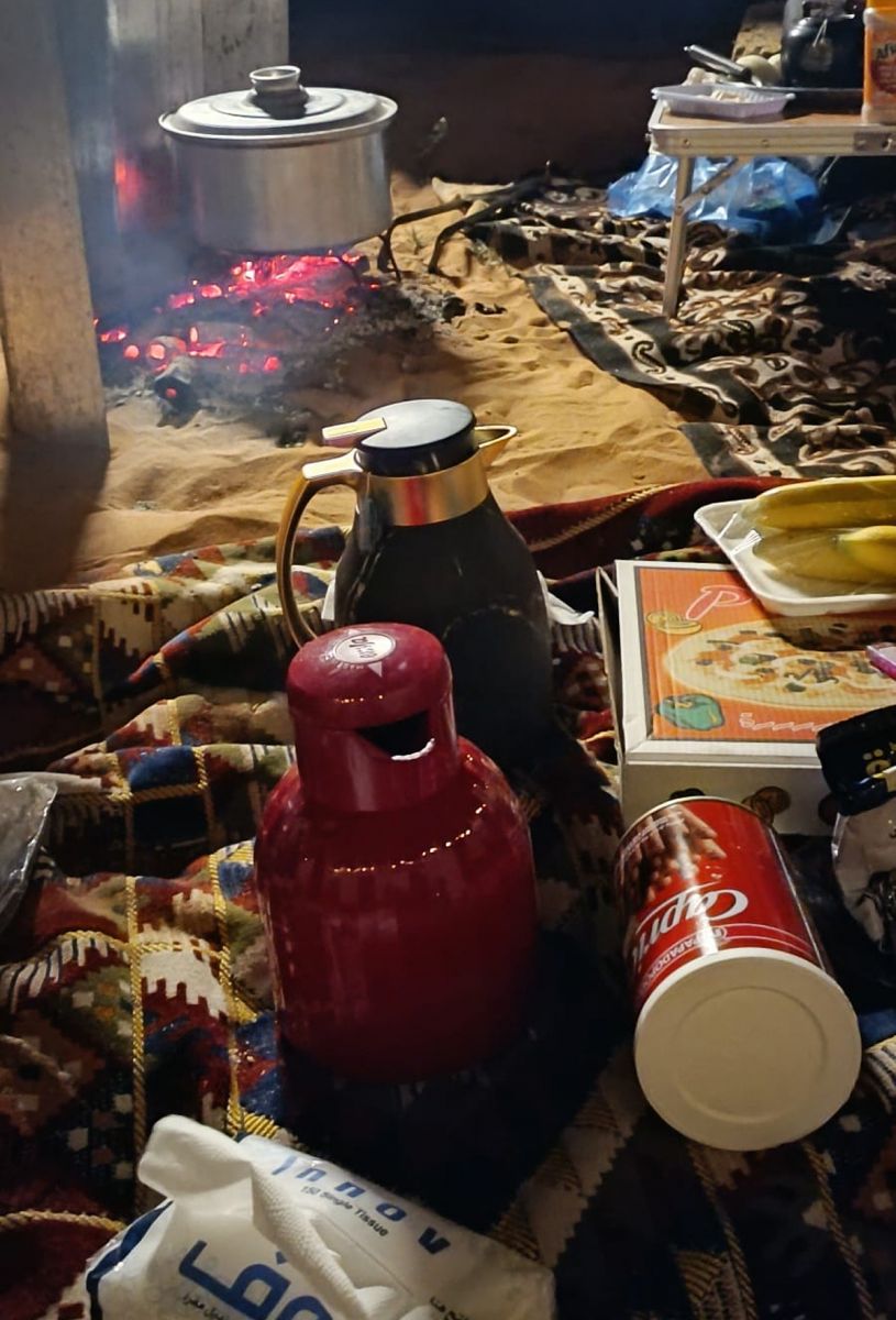 EXPERIENCIA. Tras escapar de una zona bajo ataque, Diego fue asistido por una familia local, con la que compartió una cena en el desierto.