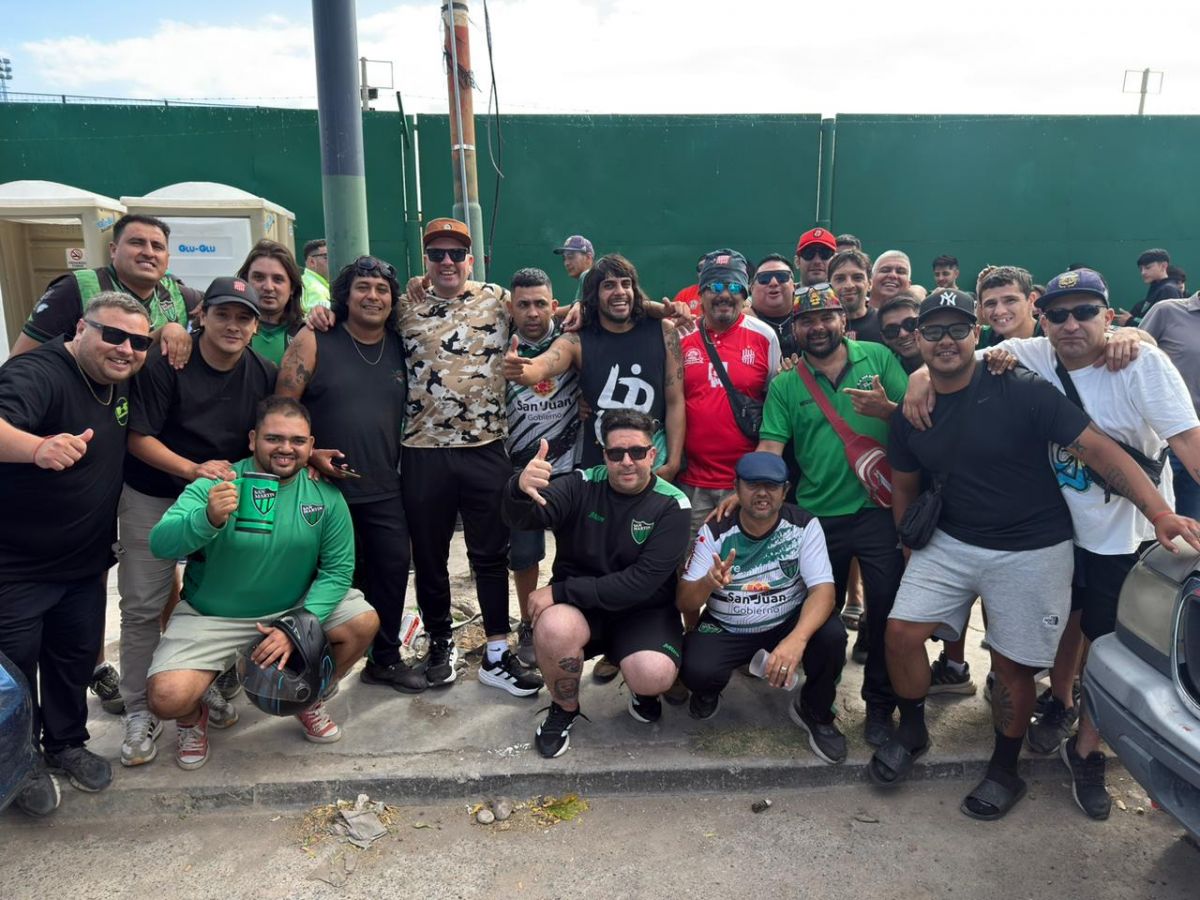 FELICES. Los hinchas realizaron la previa del partido a metros del Hilario Sánchez.