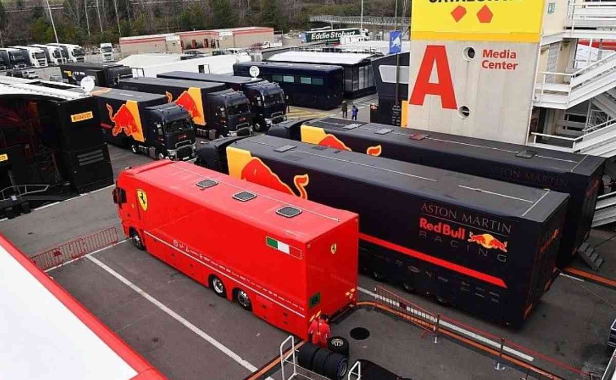 LOGÍSTICA. Los camiones que se utilizan para trasladar la equipación de Red Bull para las carreras.