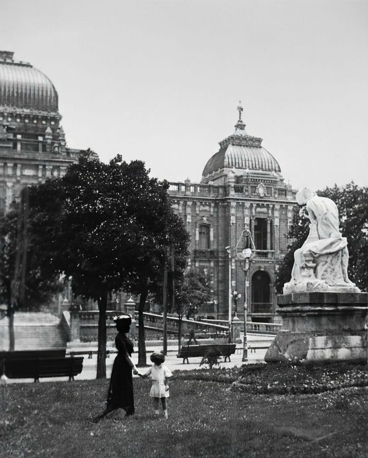 Recuerdos fotográficos: La estatua “Parábola” se ha quedado sin cobijo