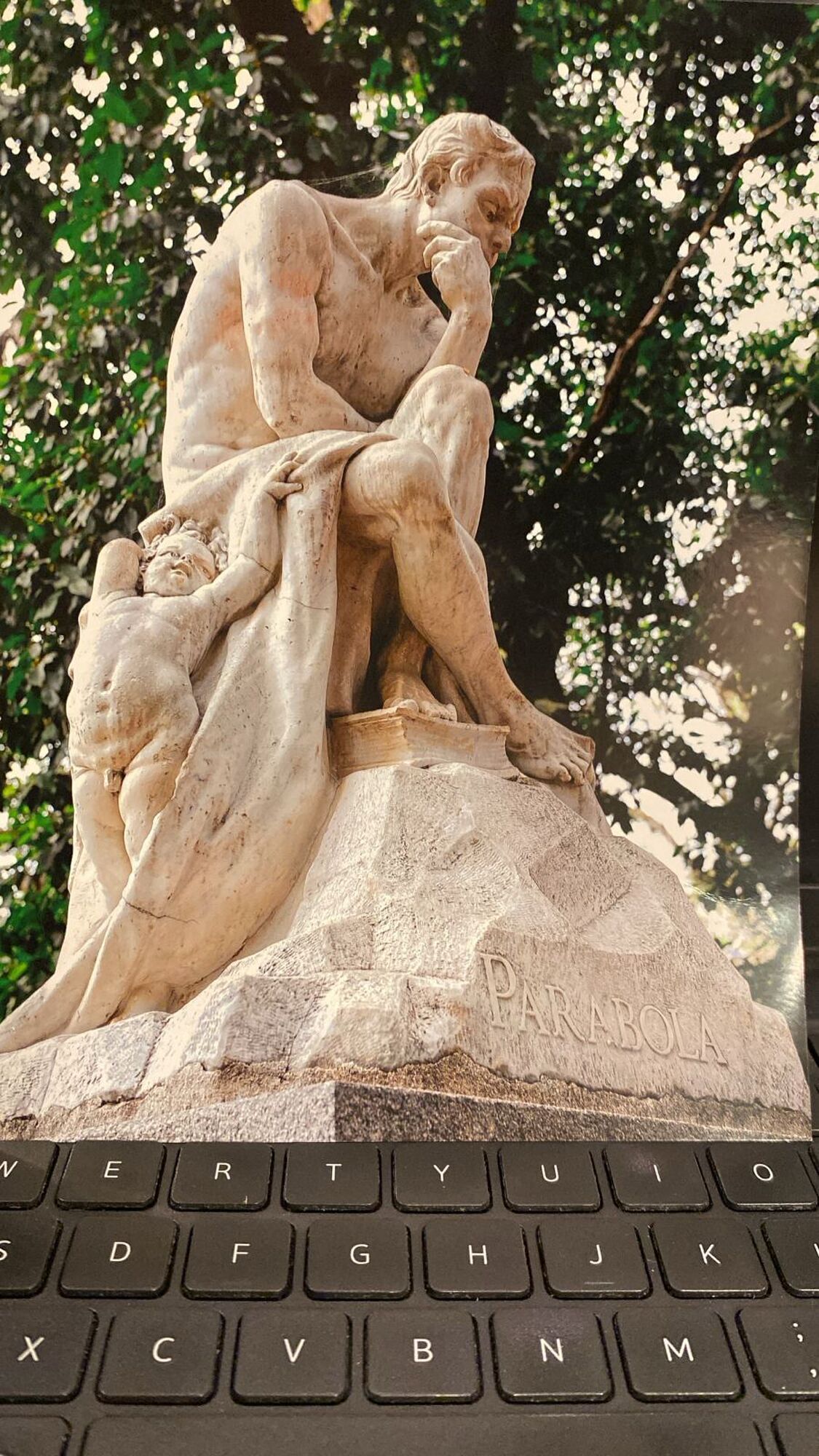 Recuerdos fotográficos: La estatua “Parábola” se ha quedado sin cobijo