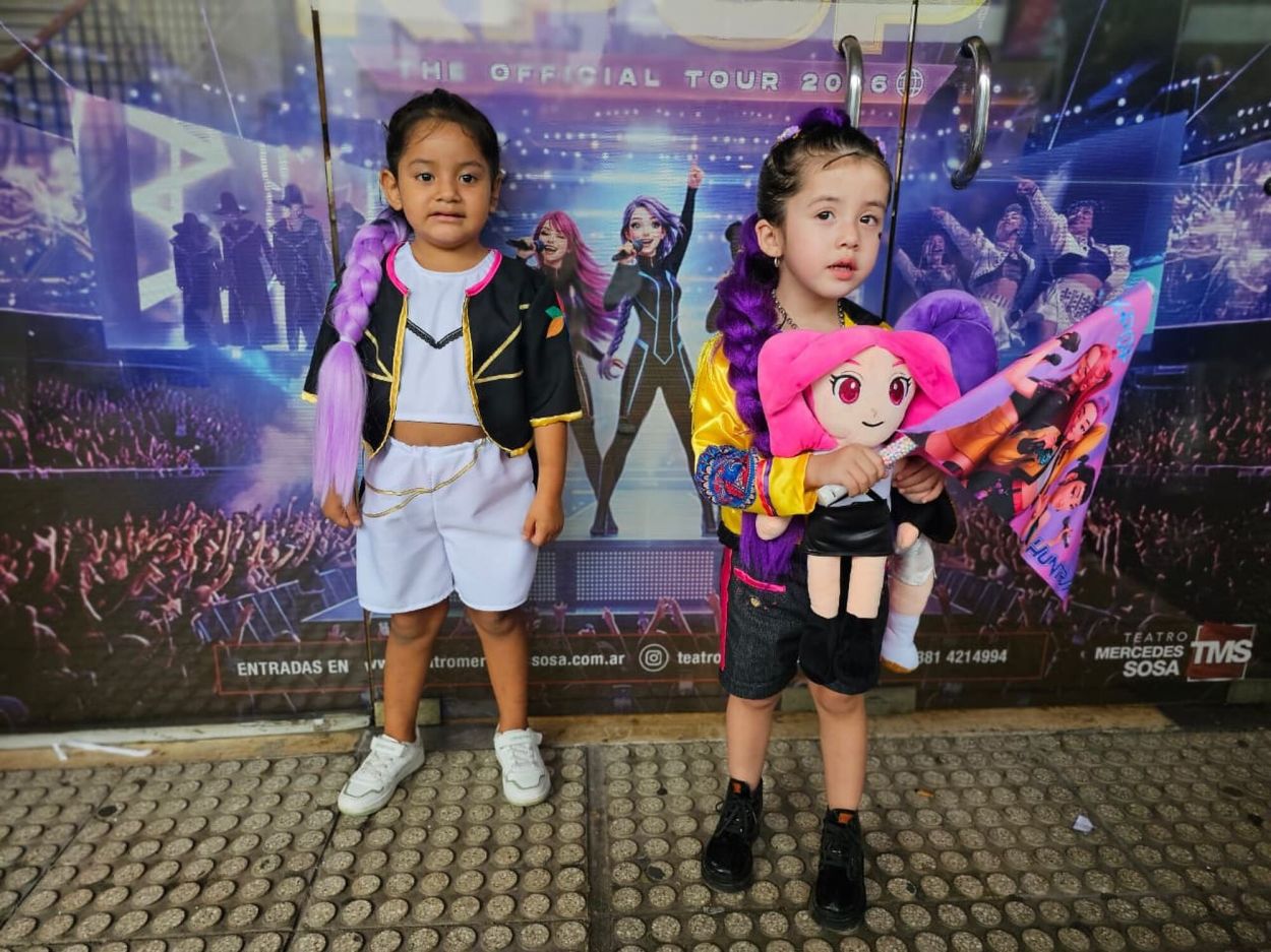 DEMON HUNTERS. Dos niñas personifican a Rumy, una de las guerreras k-pop.