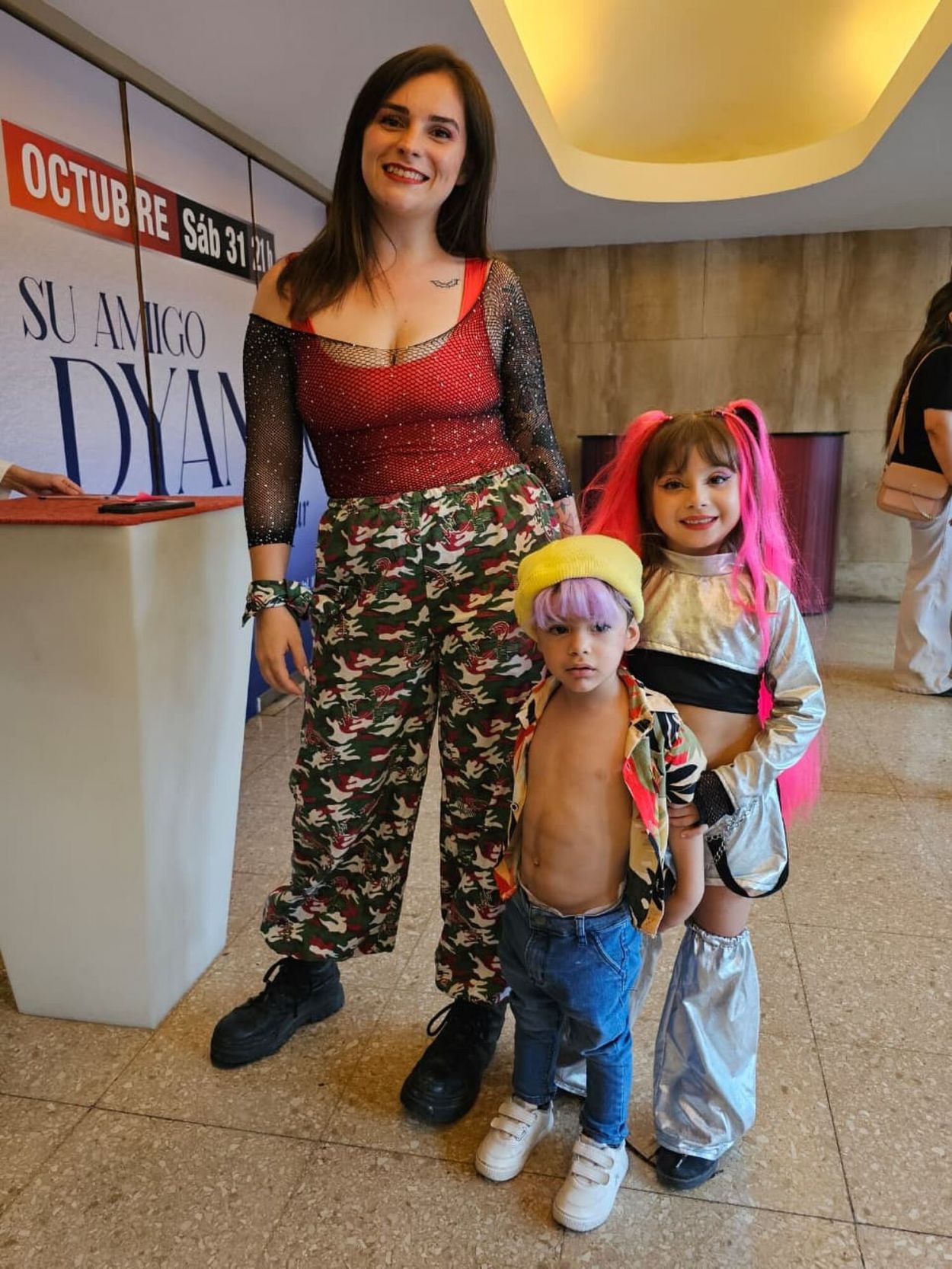 LISTOS. Los hermanos Noah (7 años) y Elohim (3) junto a su mamá.