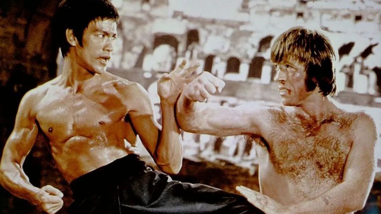 DUELO HISTÓRICO. Bruce Lee  y Chuck Norris en “El regreso del dragón”, filme que marcó a generaciones.
