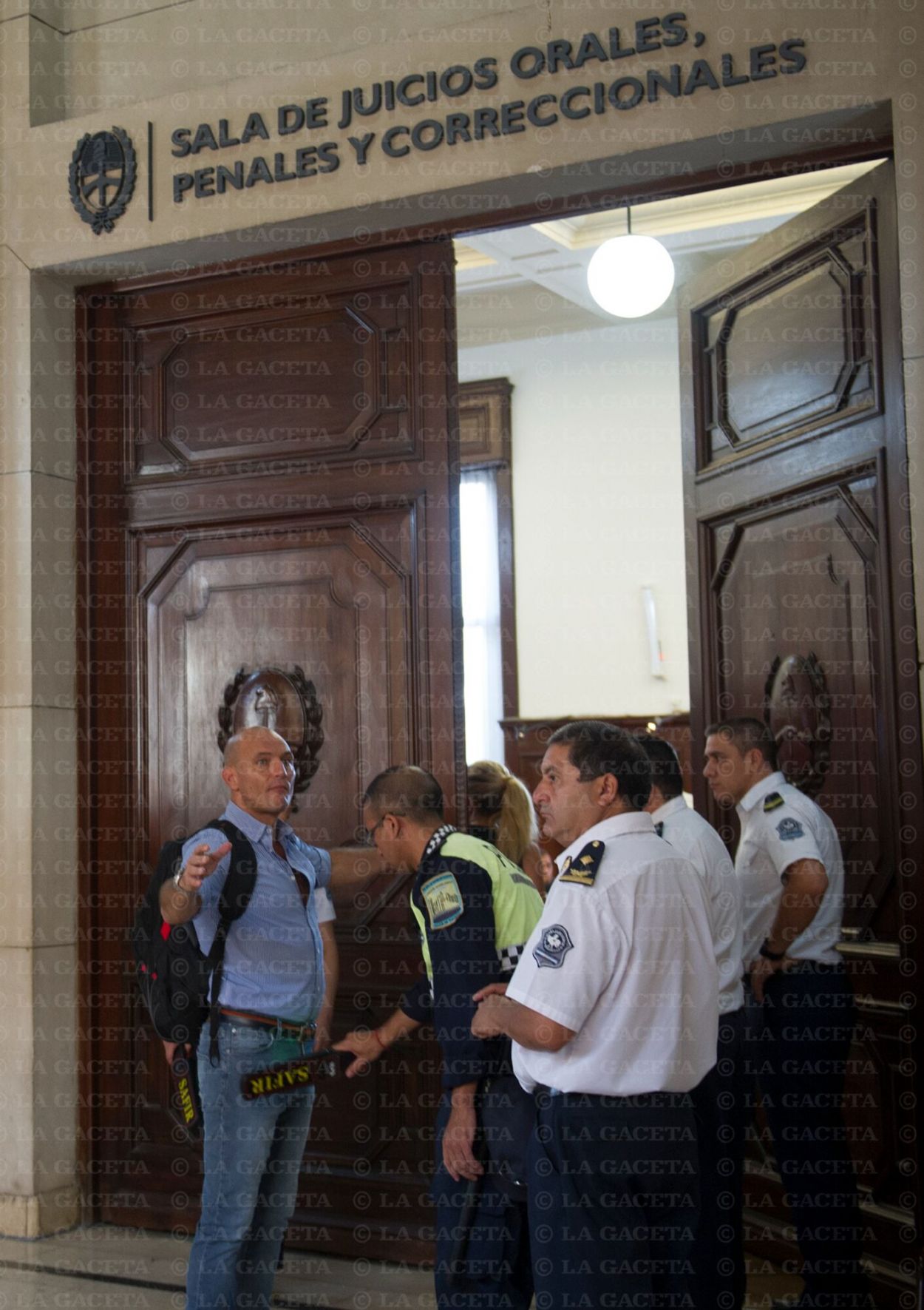 IMAGEN HISTÓRICA. Felipe “El Militar” Sosa es controlado por policías en la puerta de la sala de audiencias en febrero de 2018. cdsvcsdmcsbdamsda