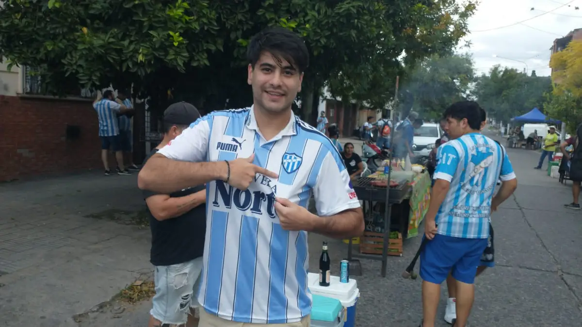 RECUERDOS. Pablo señala el escudo de tres puntas, que identifica a toda una época “decana”.