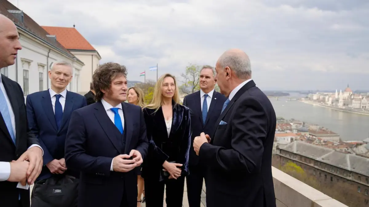 Javier Milei aterrizó en Hungría con Karina Milei.