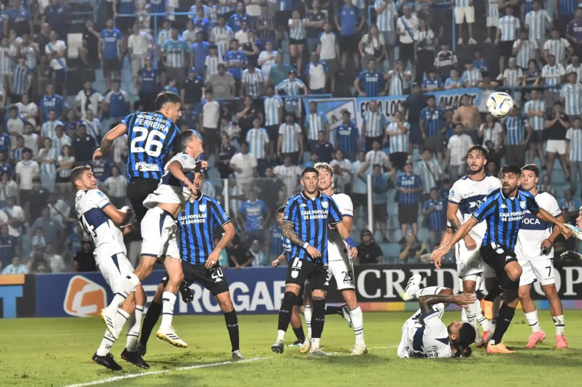 DETERMINANTE. Clever Ferreira se eleva tras el centro de Franco Nicola. Un cabezazo letal que definió el partido.