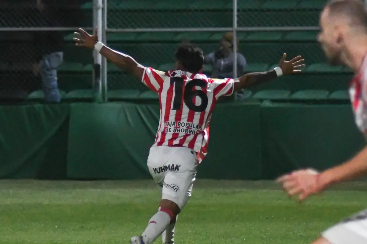 GRITO DESAFORADO. Juárez acaba de empujar la pelota al gol y lo grita con todo. El Santo se trajo un punto desde San Juan.