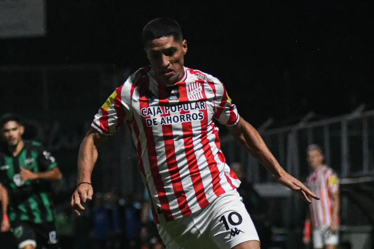 IMPRECISO. Nicolás Castro quiso ser eje en la generación del “Santo”, aunque las pelotas largas y la falta de precisión terminaron marcando su noche.