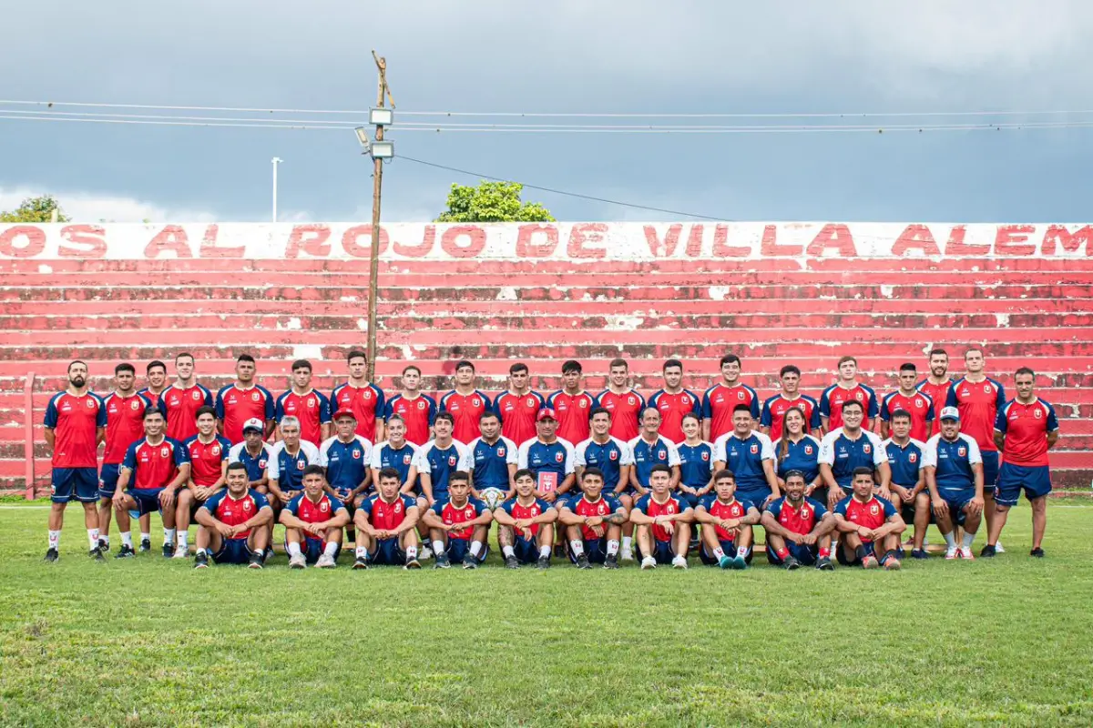 LISTO. Todos los jugadores del plantel posaron junto al cuerpo técnico para la foto oficial de Tucumán Central. El “Rojo” tendrá su debut en la tercera categoría ante Bartolomé Mitre de Misiones. 