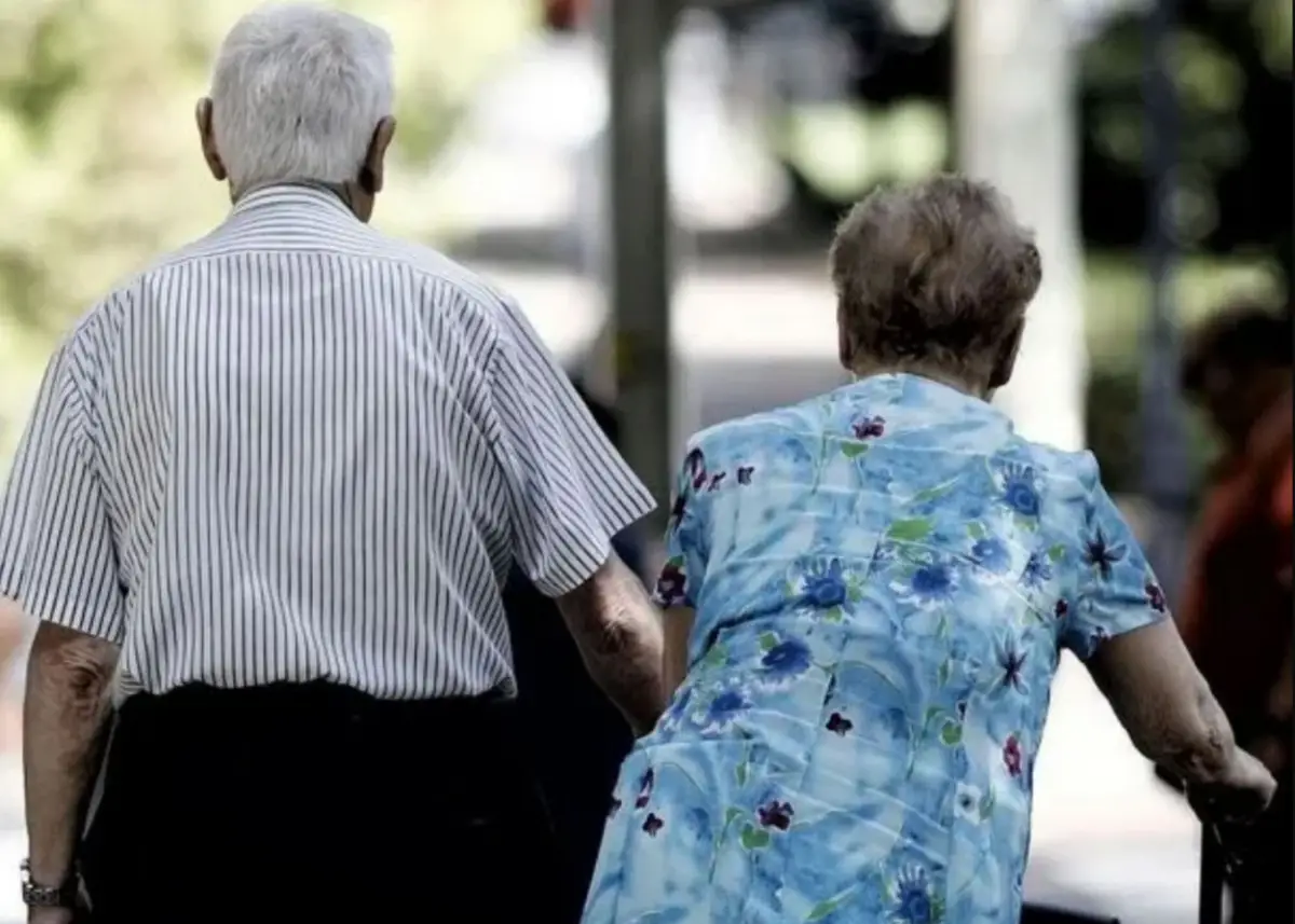 SIN DESCANSO. Los jubilados buscan otro ingreso para sobrevivir.