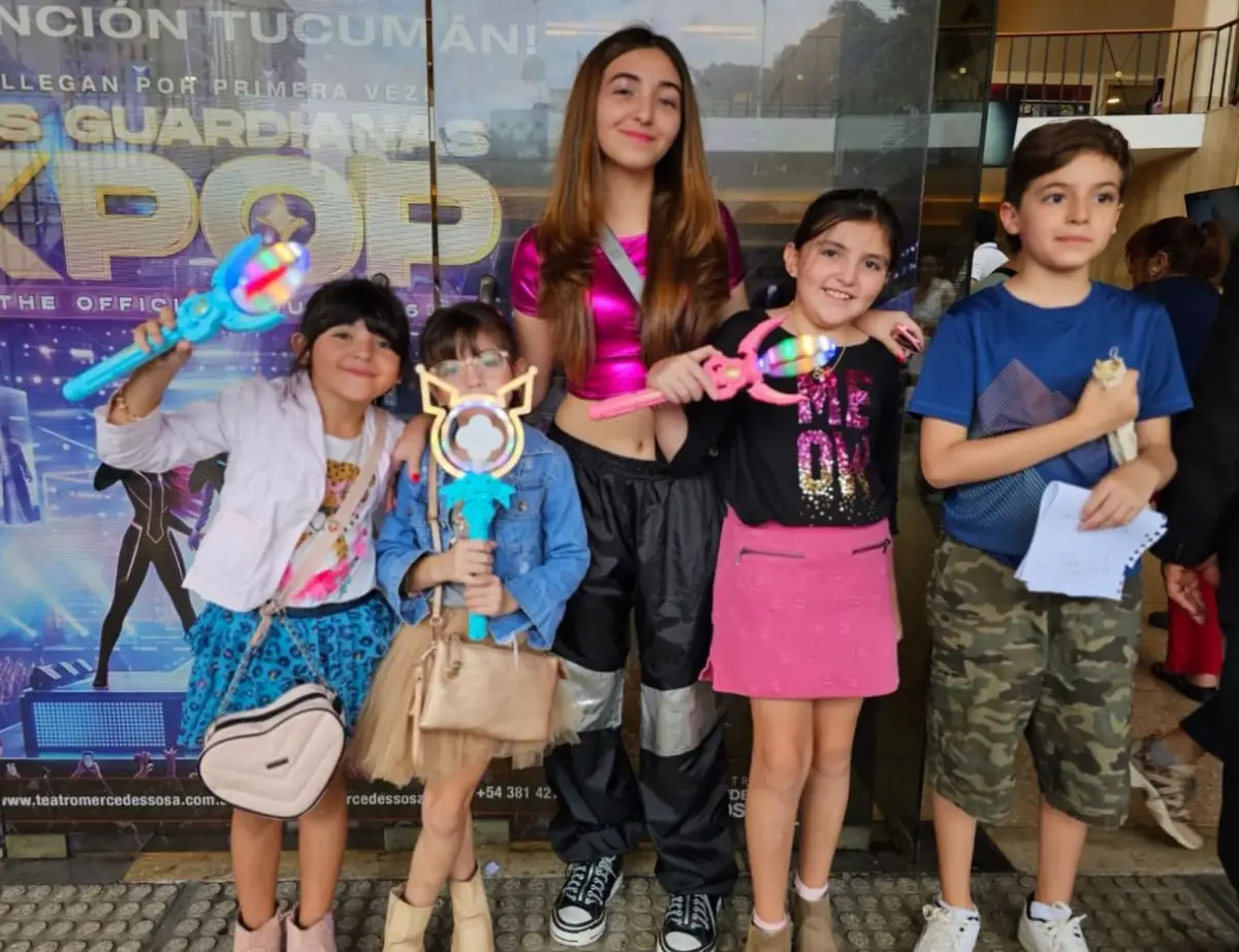 LA PREVIA DEL SHOW. Valentina de 15 años posa junto a su hermano, Mateo de 9  y sus primas, Uma de 9 años, Emilse de 7 y Mela de 8. 