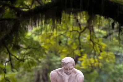 Recuerdos fotográficos: La estatua “Parábola” se ha quedado sin cobijo