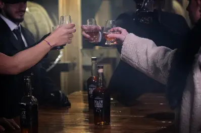 Los Peaky Blinders lanzaron un whiskey y abrieron la inversión en barriles