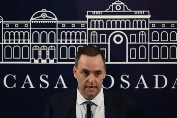 Manuel Adorni compró un departamento en Caballito sin vender su propiedad anterior