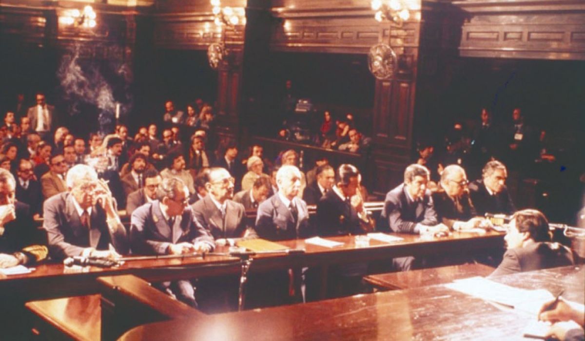 EL JUICIO A LAS JUNTAS. Realizado en 1985, constituyó uno de los principales logros del gobierno de Raúl Alfonsín en la vuelta a la democracia.