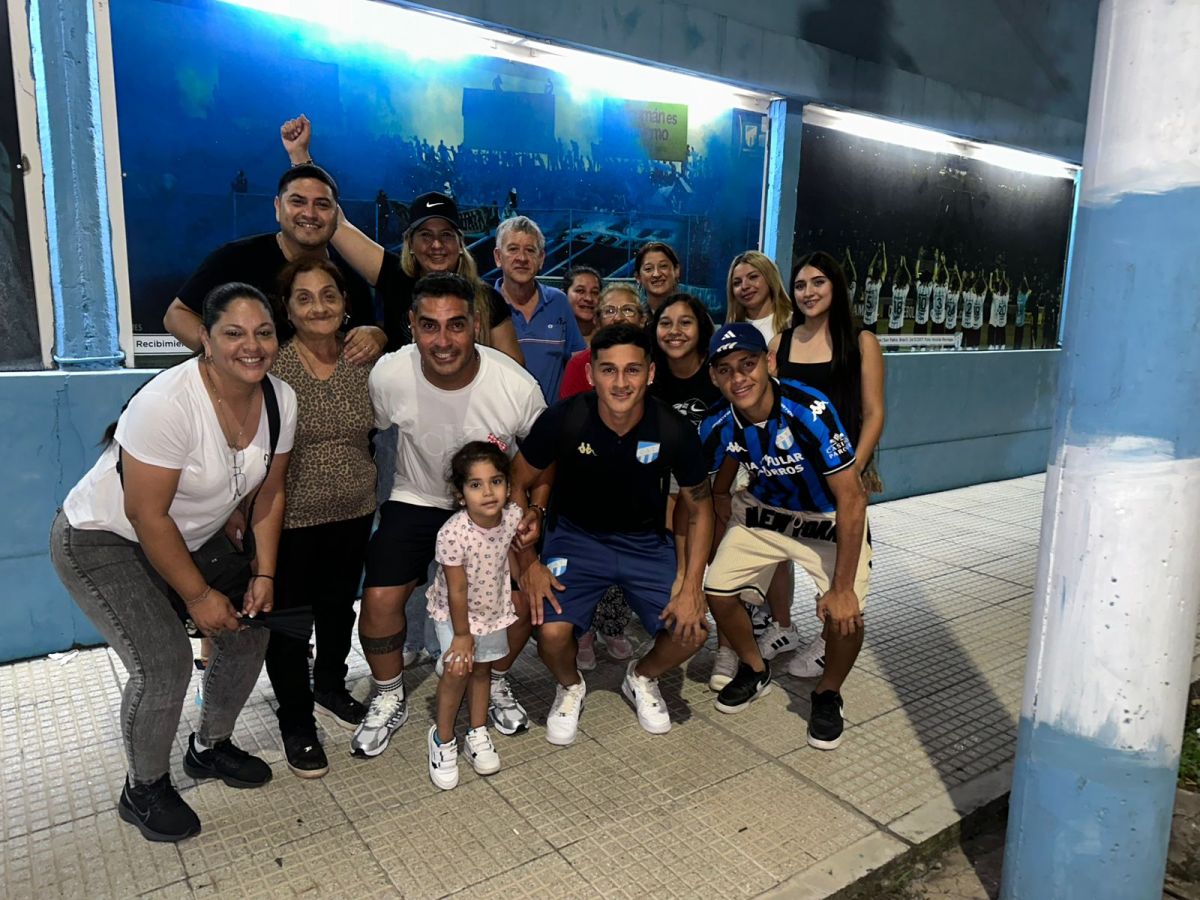 UNA NOCHE INOLVIDABLE. Leonel Vega posa junto a sus seres queridos en los pasillos del Monumental, minutos después de su debut en Primera.