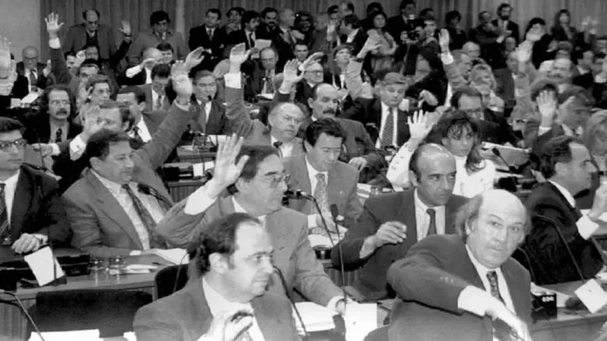 REFORMA CONSTITUCIONAL. Data de 1994 e introdujo cambios de fondo en el país.