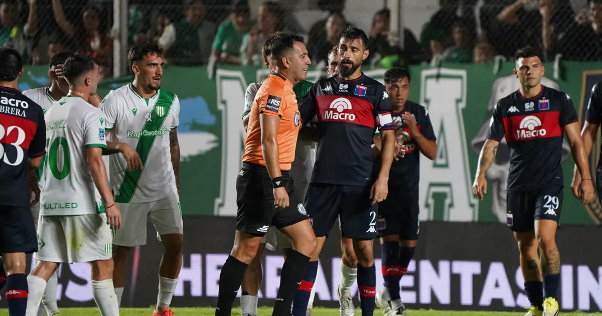 TODO PASA. Horas después de los chats filtrados, Lobo Medina dirigió el viernes Banfield vs. Tigre por el torneo Apertura.