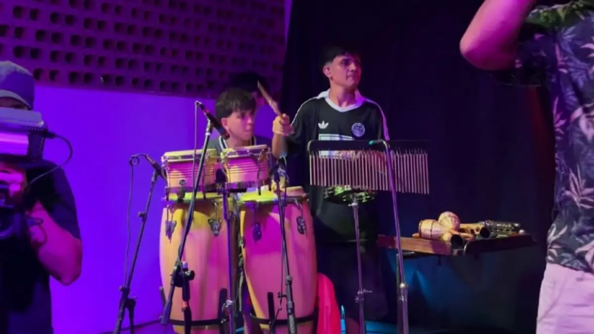 EN ACCIÓN. Los músicos de Kid's, Juan Naciff y Mateo López, durante el recital del sábado por la noche. 