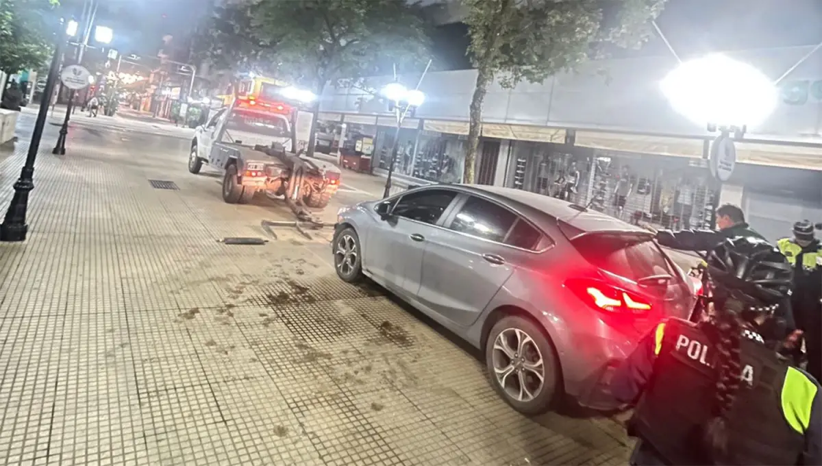 Un auto se subió a la peatonal de la Casa Histórica y causó revuelo esta madrugada