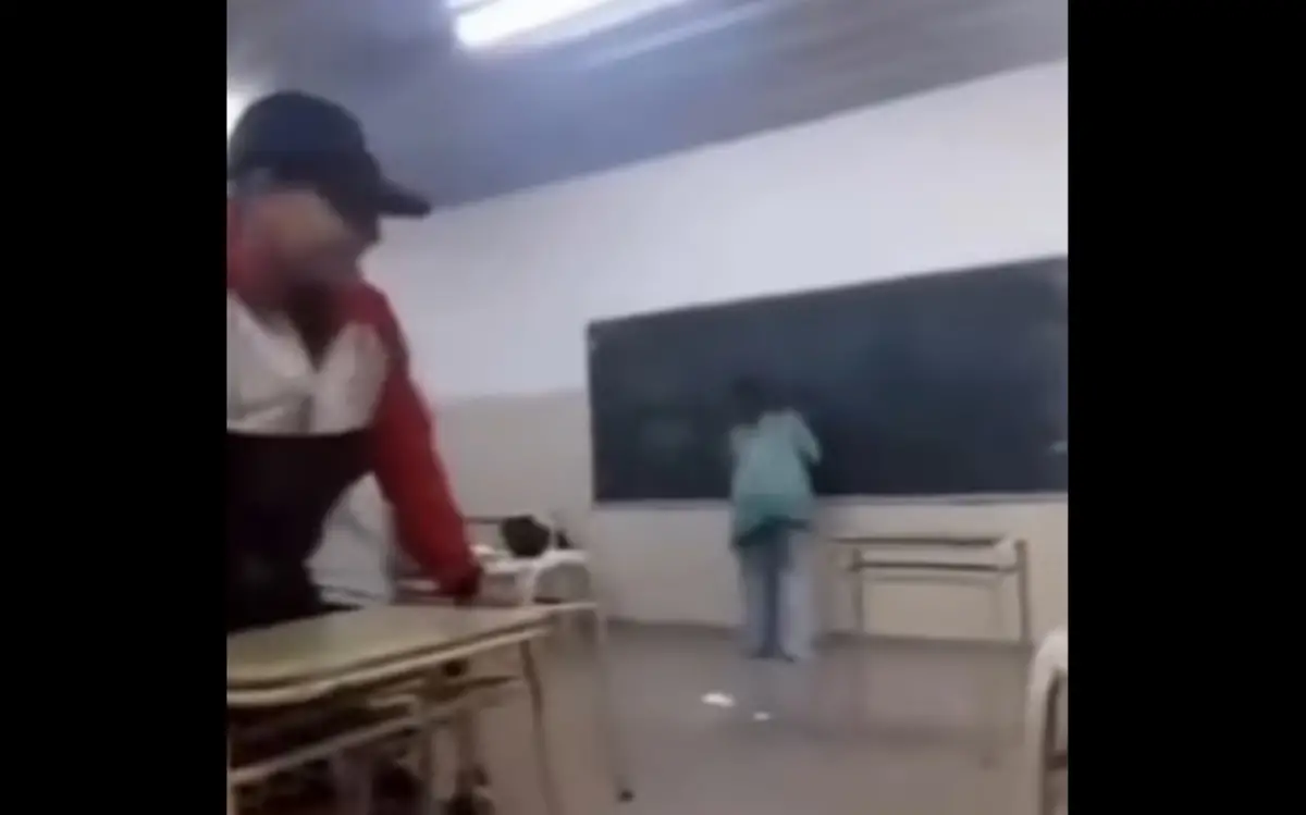 Un alumno arrojó un banco contra su profesora y el video se volvió viral